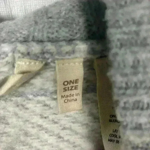 Soft Surroundings Poncho Gray White Snowflakes Pom Poms Hooded One Size - Picture 4 of 9